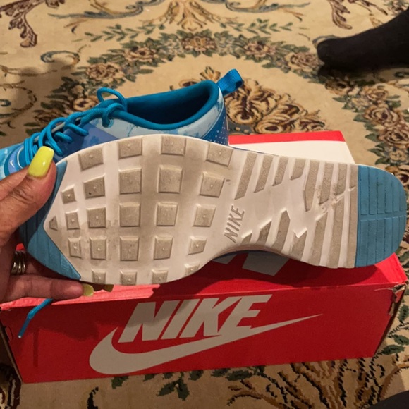 Gently used Nike sneakers - Picture 3 of 5